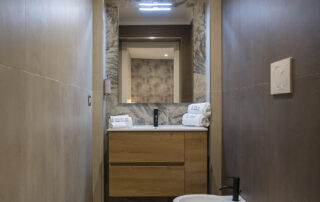 suite (8a)
